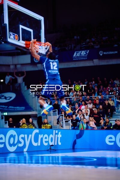 Dunk von Osun Osunniyi (12, MLP Academics Heidelberg)