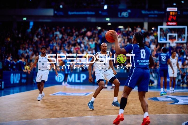 Spieler Nummer 0 (Niners Chemnitz) passt den Ball