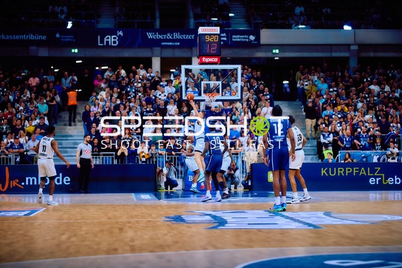 Wurf am Korb im Basketballspiel