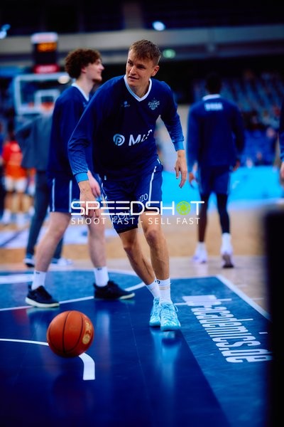 MLP Academics Michael Weathers (20, MLP Academics Heidelberg) dribbelt