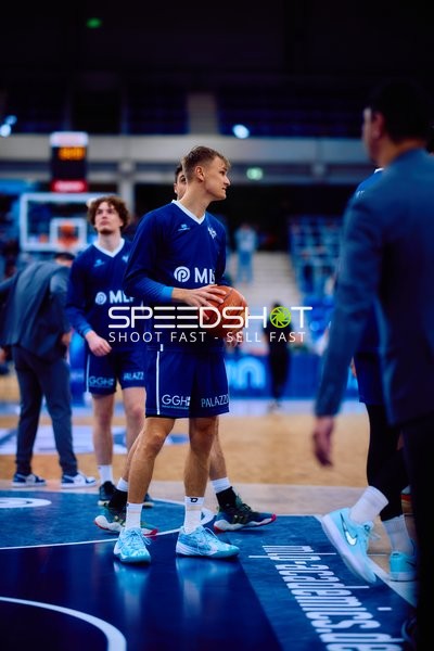 Spieler der MLP Academics halten Ball beim Aufwärmen