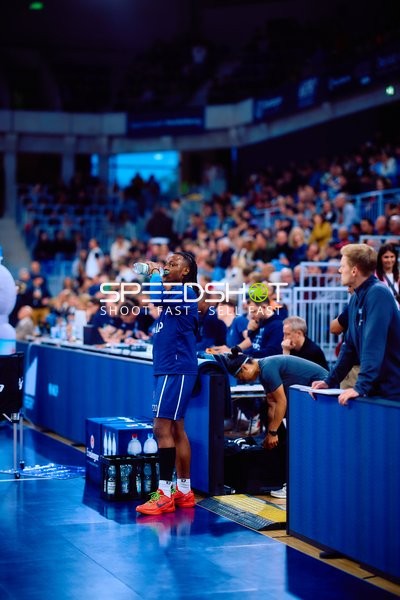 Spieler der MLP Academics trinkt Wasser am Spielfeldrand