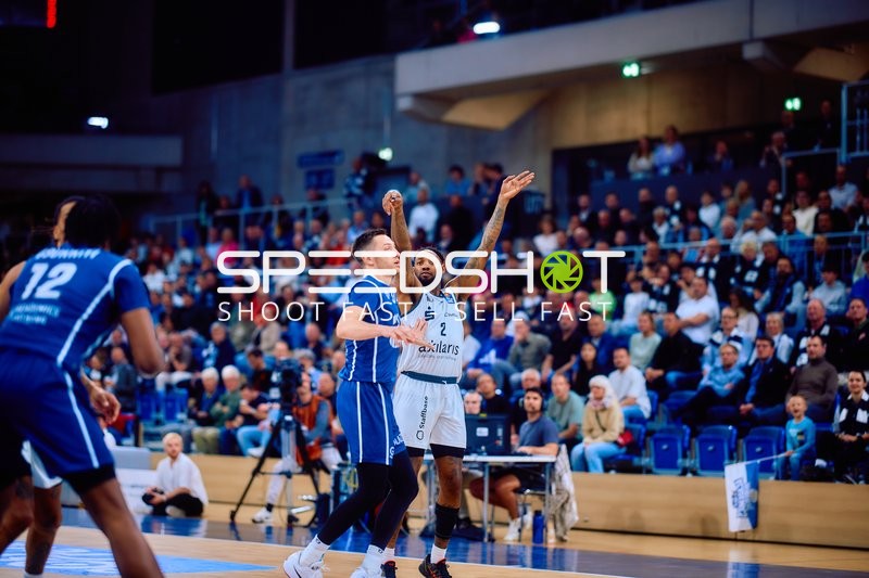 Block von MLP Academics Spieler gegen Niners Chemnitz