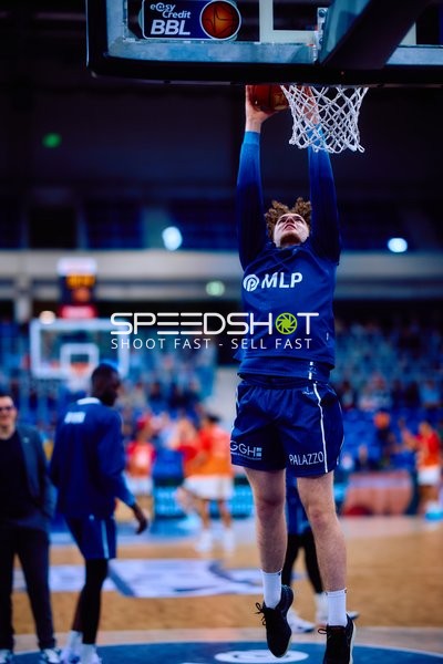 Spieler zeigt Dunk vor Spielbeginn