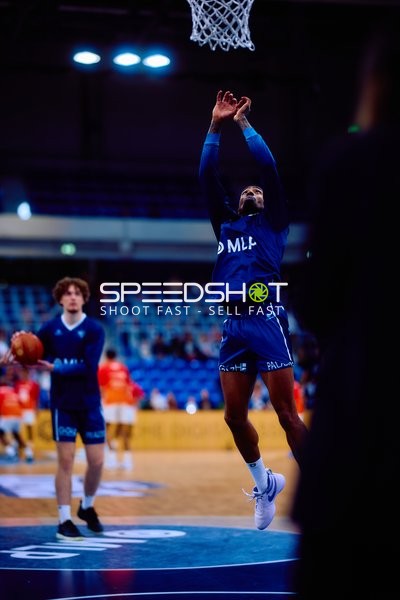 Spieler der MLP Academics zeigt Layup