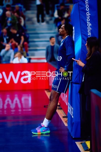 Spieler lehnt an Seitenlinie