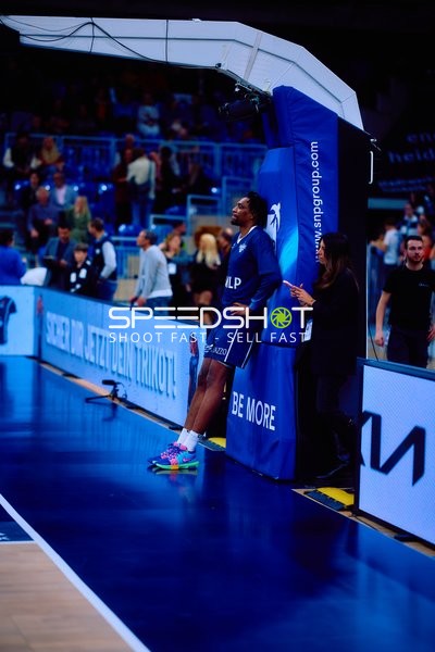 Spieler wartet am Korb