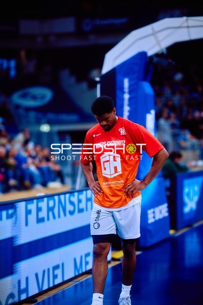 Niners Chemnitz Spieler steht am Spielfeldrand