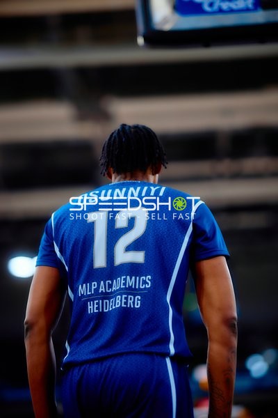 Spieler Osun Osunniyi (12, MLP Academics Heidelberg) der MLP Academics Heidelberg steht am Spielfeldrand