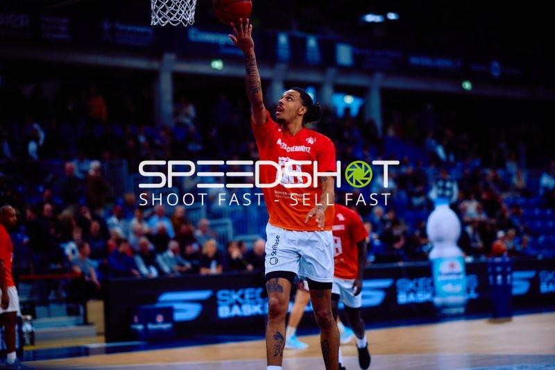 Layup von Dominic Vengert (8, MLP Academics Heidelberg)