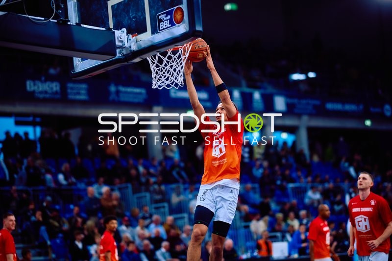 Niners Chemnitz Spieler zeigt Dunk