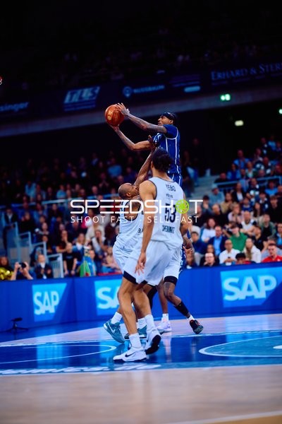 Spieler von MLP Academics zeigt Sprungwurf gegen Niners Chemnitz Verteidigung