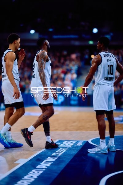 Niners Chemnitz Spieler stehen auf dem Spielfeld