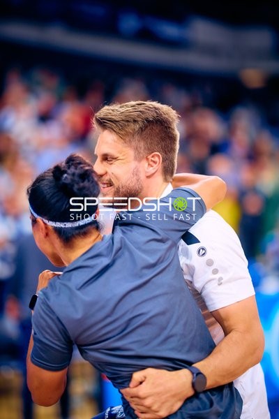 Emotionale Umarmung beim Spiel