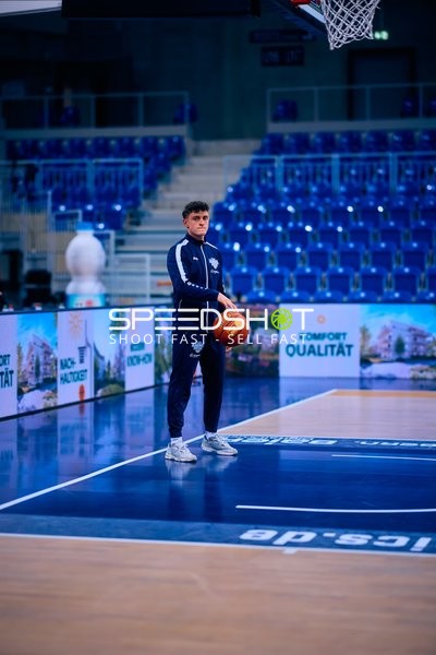 Spieler hält Basketball am Spielfeldrand