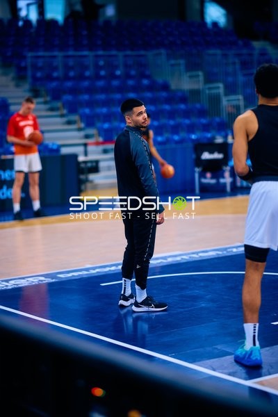 Spieler warten vor Spielbeginn