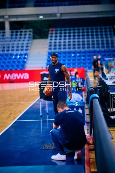 Spieler hält Basketball vor dem Spiel