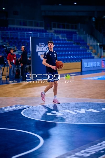 Spieler der MLP Academics hält den Basketball auf dem Spielfeld