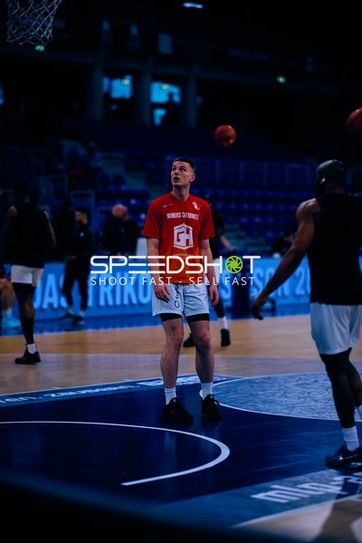 Spieler beim Aufwärmen mit Ball