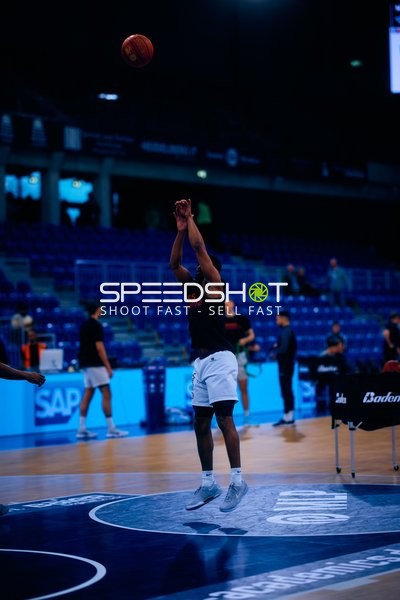 Spieler springt für Wurf