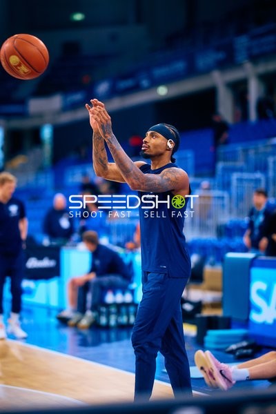 Spieler wirft Basketball im Training