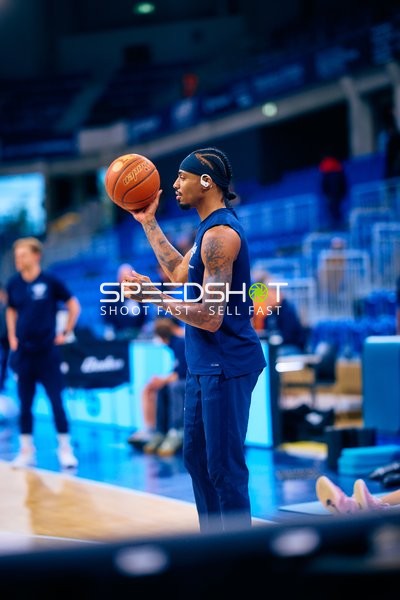 Spieler hält Basketball im SNP Dome