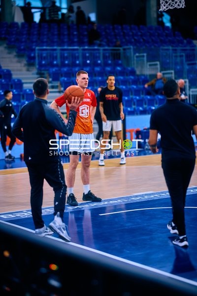 Spieler hält Basketball