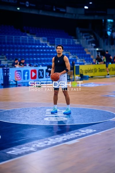 Spieler der MLP Academics bereitet sich mit Ball vor