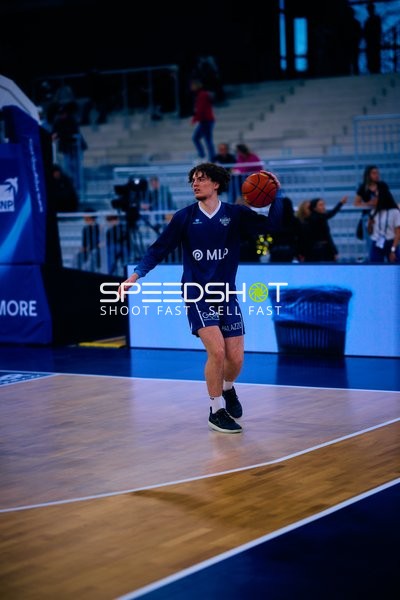 Spieler passt den Ball