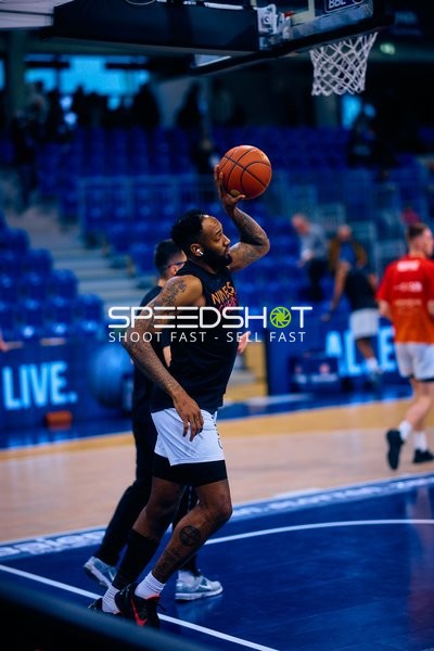 Spieler der Niners Chemnitz bereitet Wurf vor