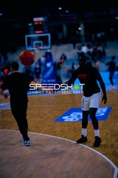 Spieler der Niners Chemnitz passt den Ball