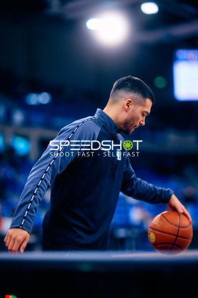 Spieler der MLP Academics dribbelt Ball