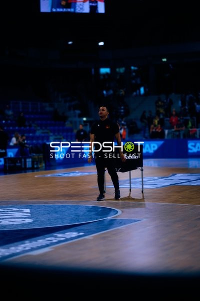 Person auf Basketballfeld im SNP Dome