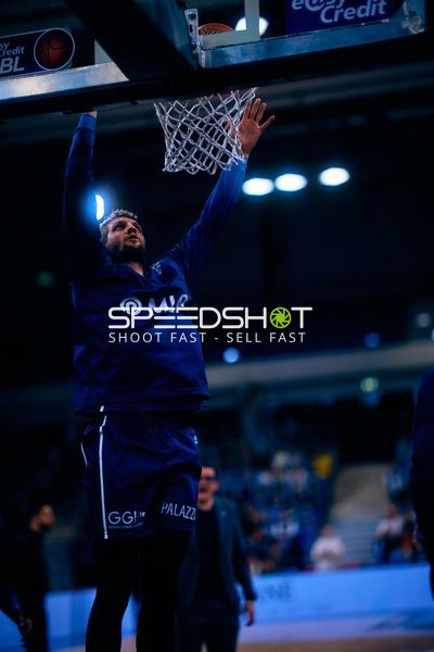 Spieler führt Layup am Korb aus