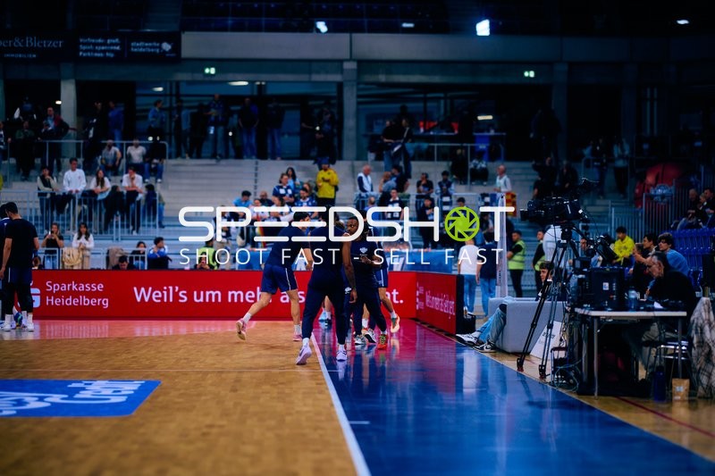 Spielerversammlung auf dem Spielfeld