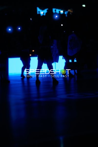 Dunkle Szene vor Spielbeginn