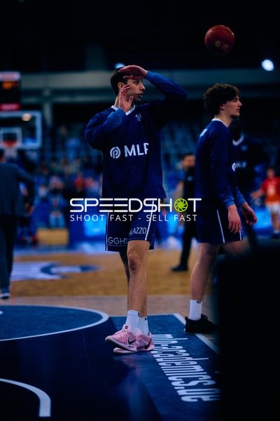 Spieler der MLP Academics passen den Ball beim Aufwärmen