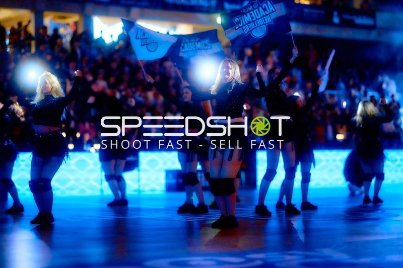 Tänzerinnen bei Lichtshow vor Spielbeginn