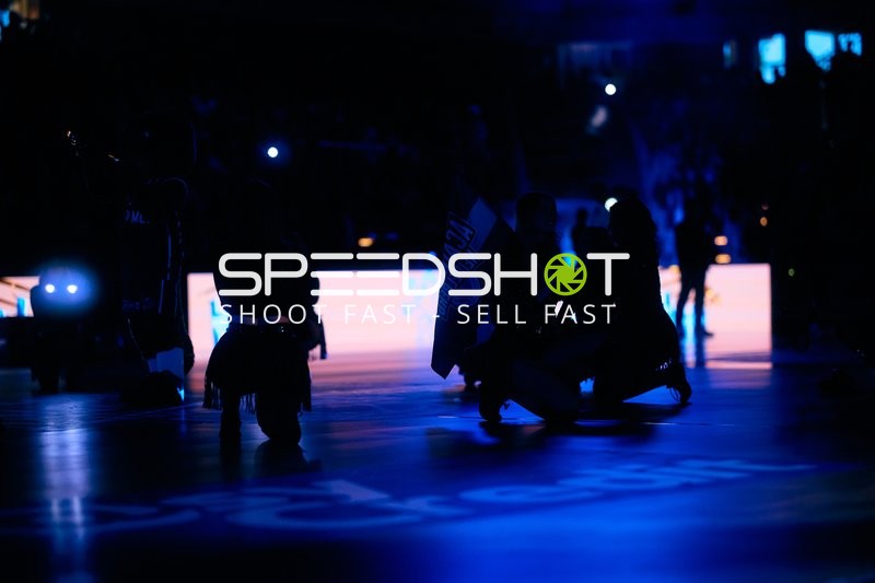 Stimmungsvolle Dunkelheit vor Spielbeginn