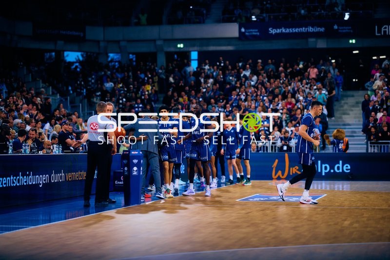 Spieler warten am Spielfeldrand