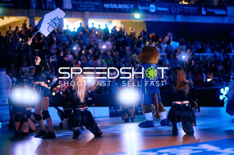 Show mit MLP Academics Maskottchen vor Publikum