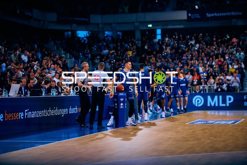 MLP Academics Spieler warten am Spielfeldrand