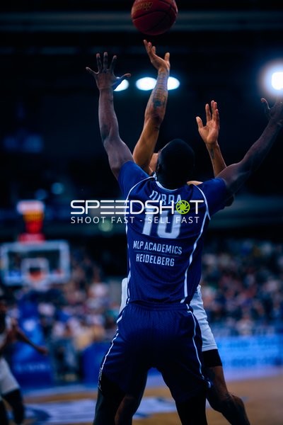 Blockversuch von Bakary Dibba (10, MLP Academics Heidelberg)