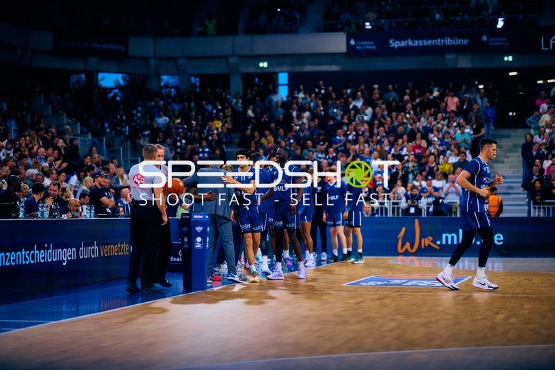 Teams warten am Spielfeldrand