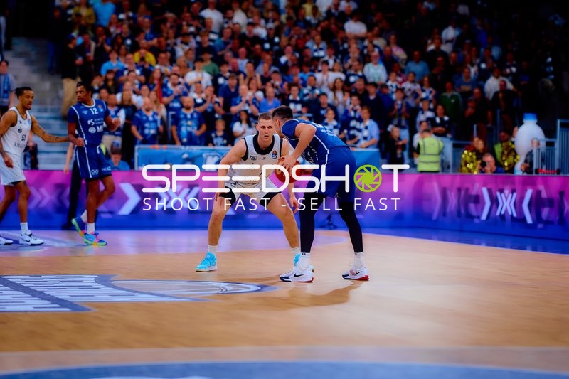 Verteidigungssituation zwischen Jonas Richter (7, Niners Chemnitz) und Nummer 4 (MLP Academics Heidelberg)