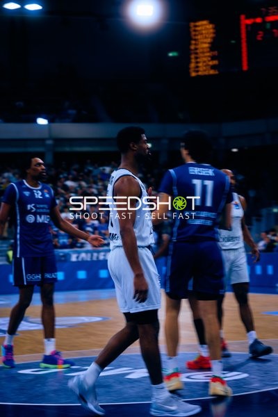 Spieler bewegen sich auf dem Court