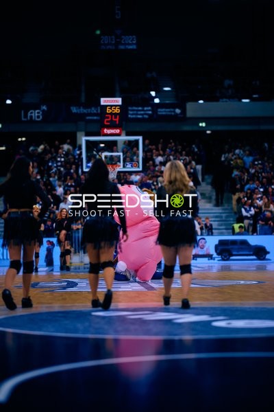 Maskottchen-Showeinlage am Basketballfeld