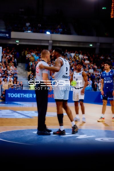 Diskussion zwischen Spieler und Schiedsrichter