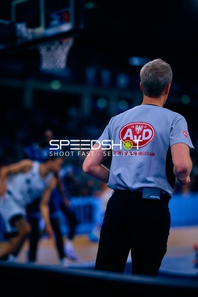 Schiedsrichter beim Basketballspiel