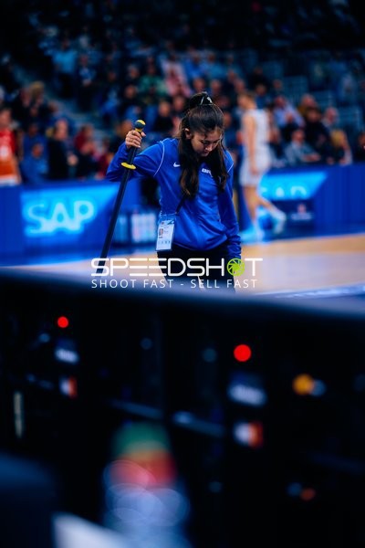 Person im Halleneinsatz